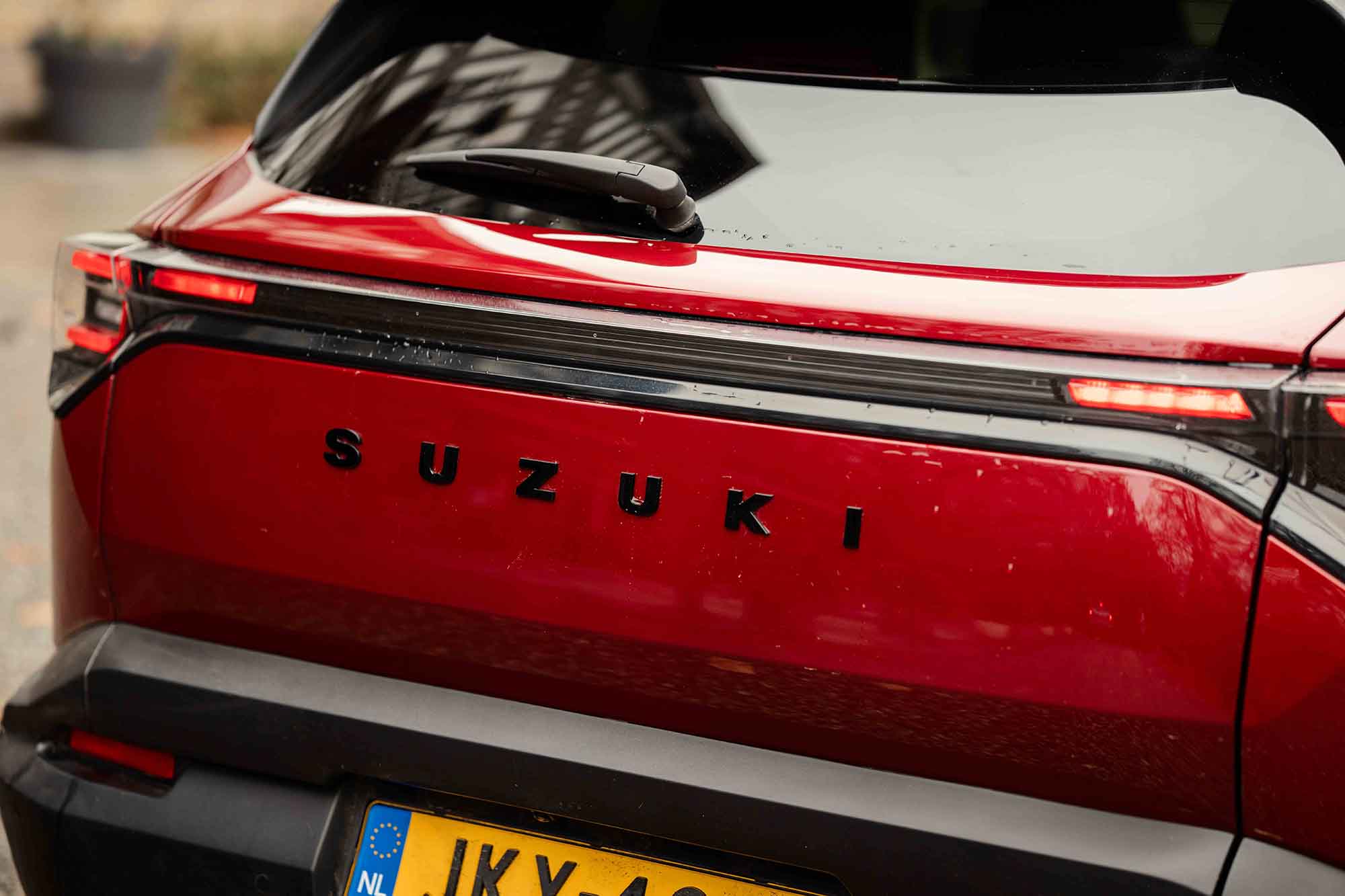 S U Z U K I – Letter logo High-Gloss Blk