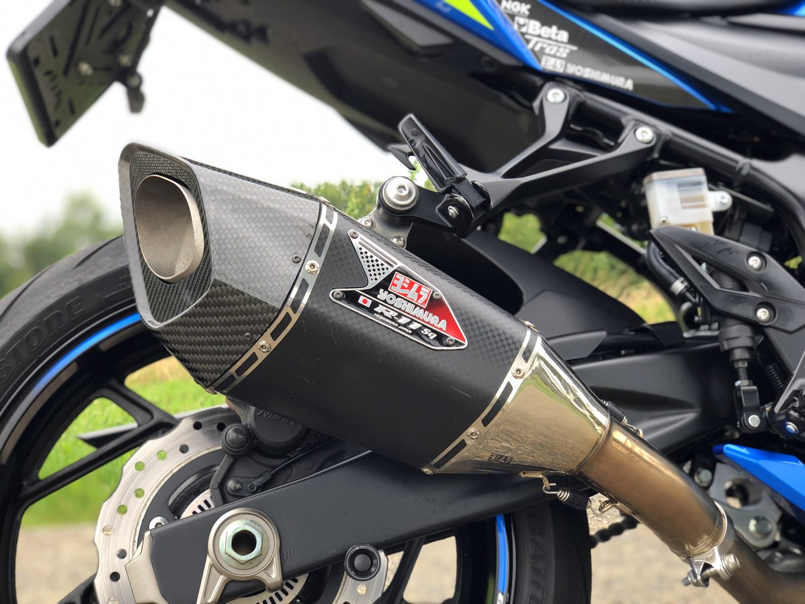EEC R11Sq Carb/zwart slip-on GSX-S750L7-