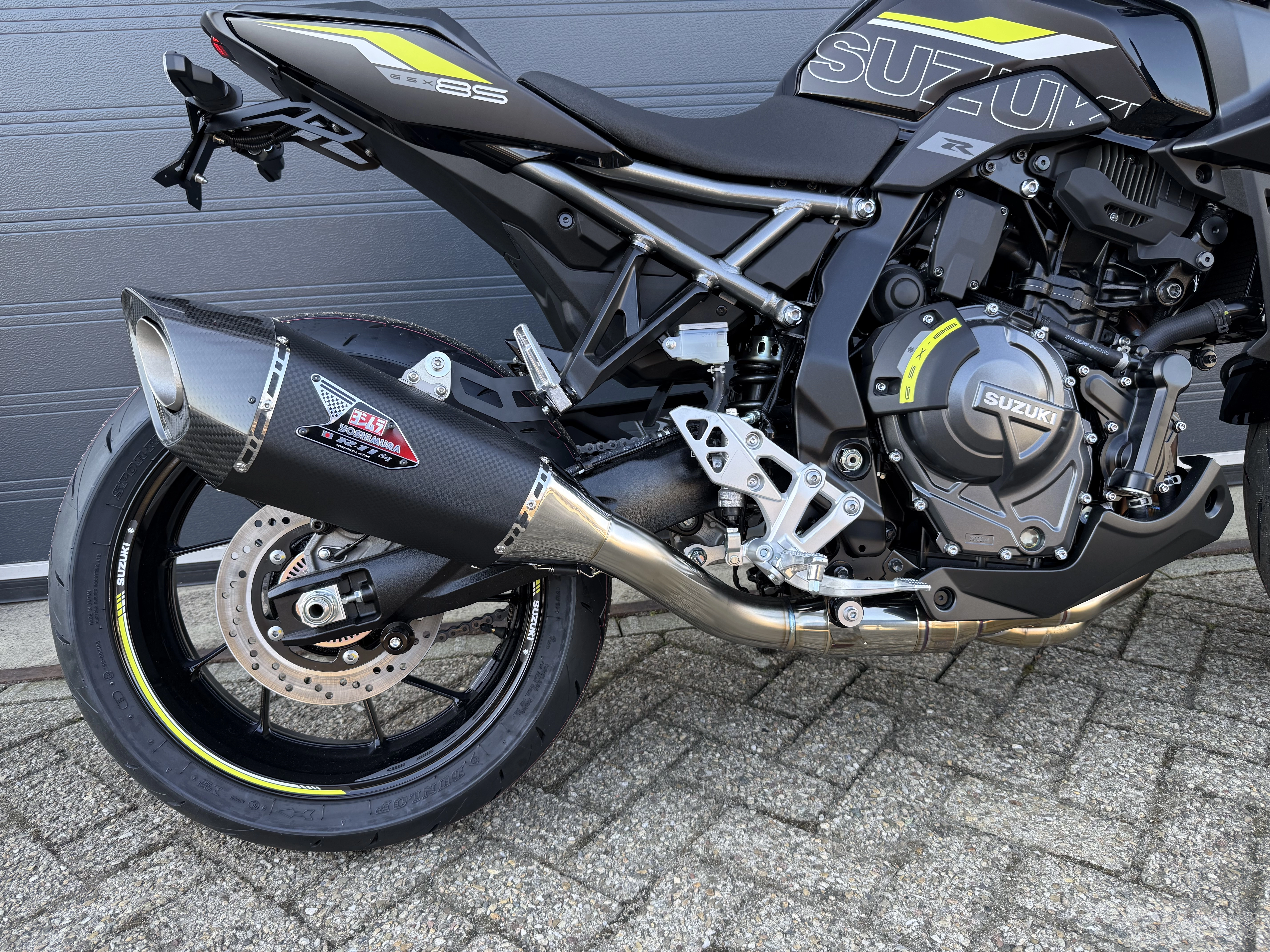 EEC Full System R-11Sq R GSX-8 CarbBlack