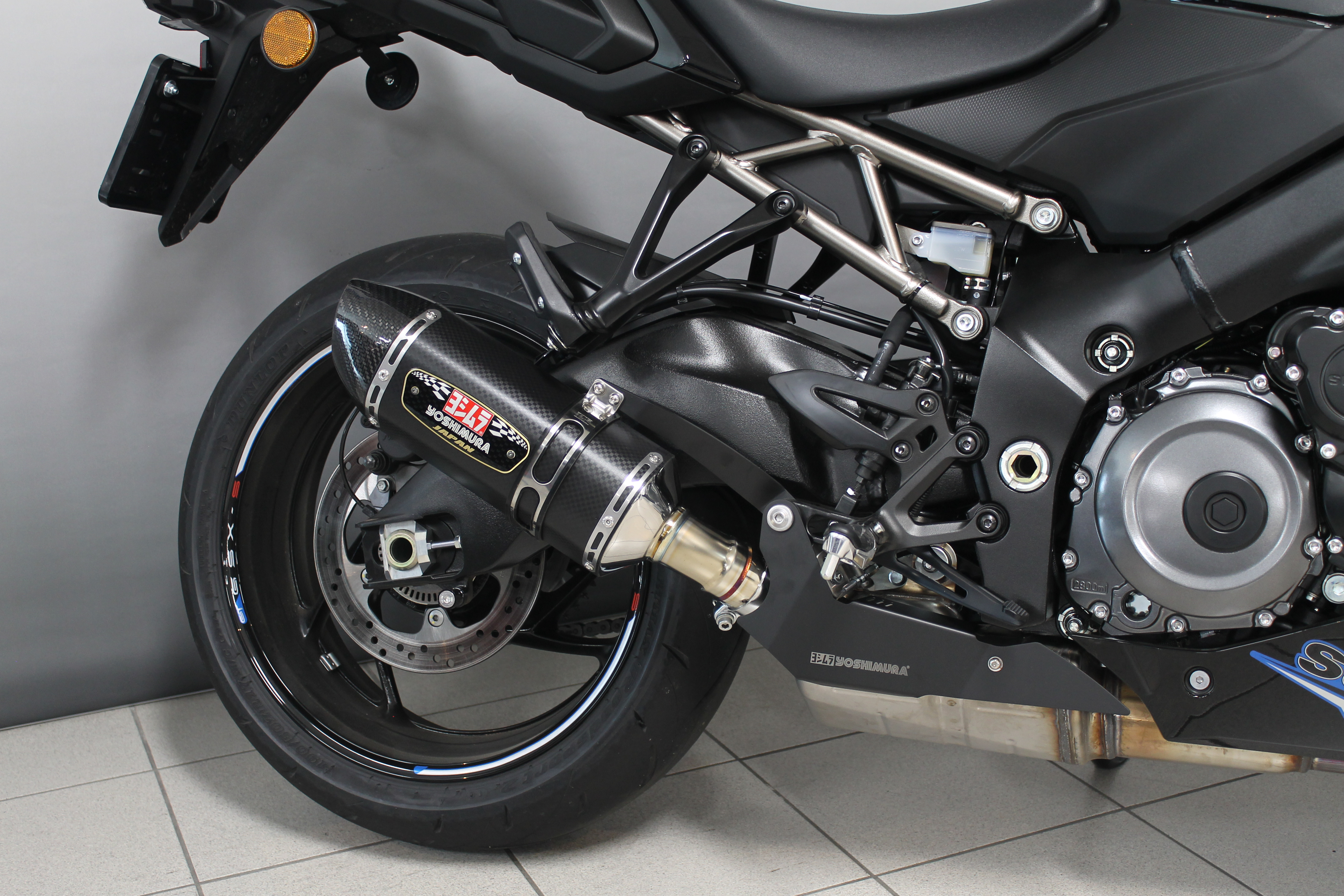 Yoshimura R77 slip-on Zwart GSX-S(GT)